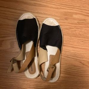 Sandals with back strap